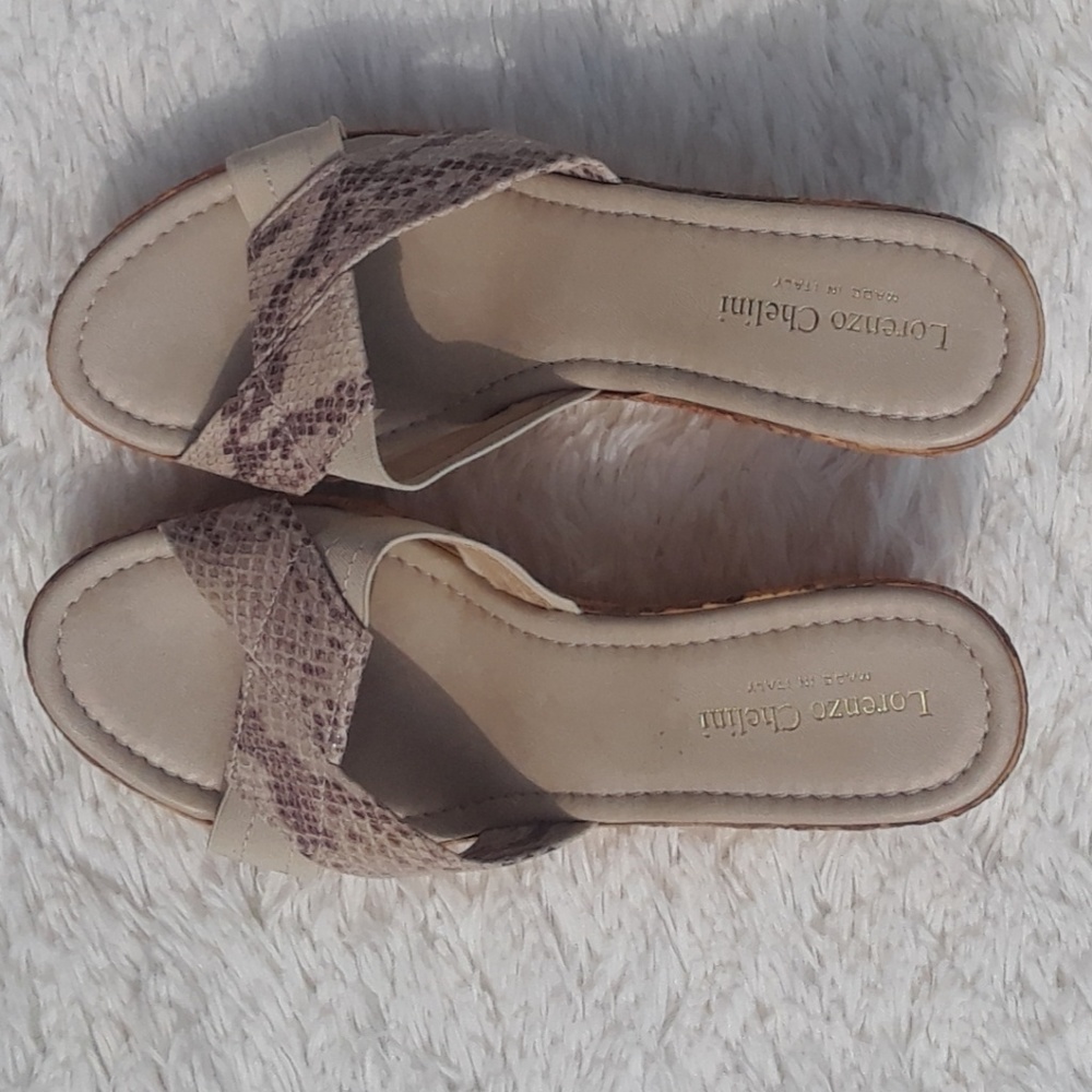 ❤Lorenzo Chelini tan/brown wedges. Size 9